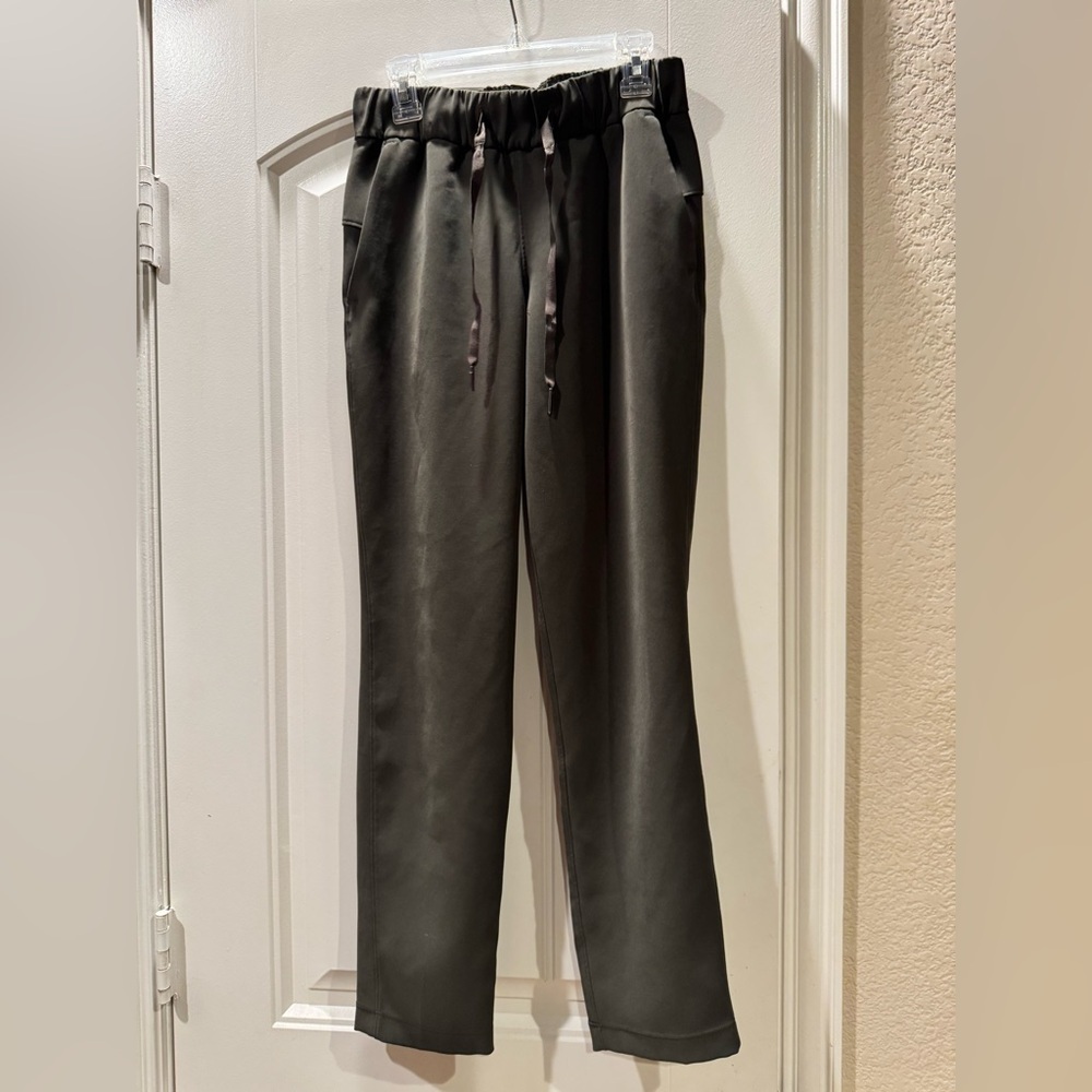 Lululemon On The Fly Pant *Woven 28" in Dark Olive